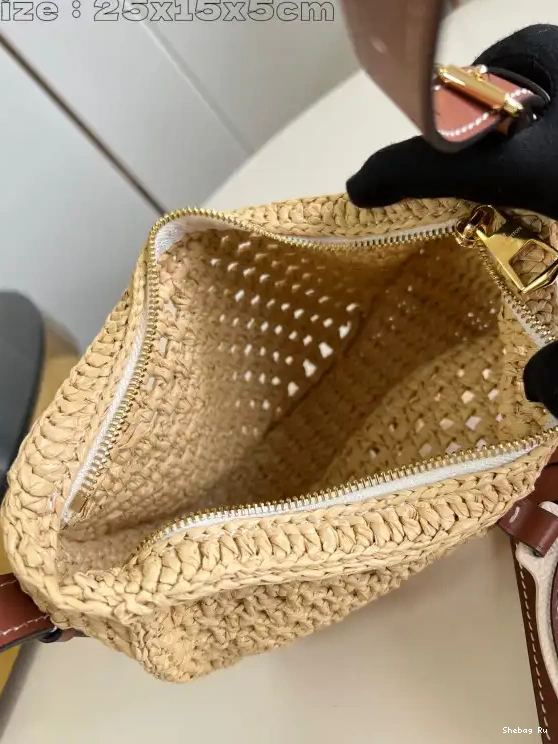 VUITTON LOUIS Croissant MM 0605